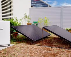 Stromspeicher für Solaranlage SolMate im Garten