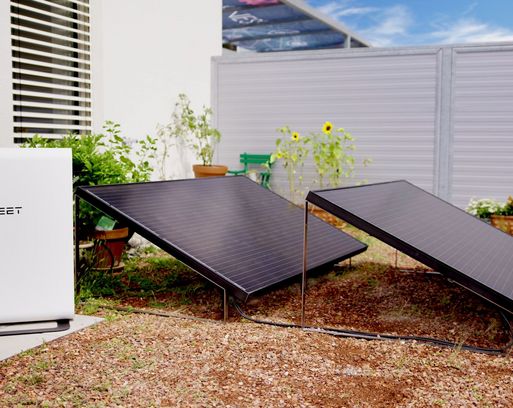Stromspeicher für Solaranlage SolMate im Garten